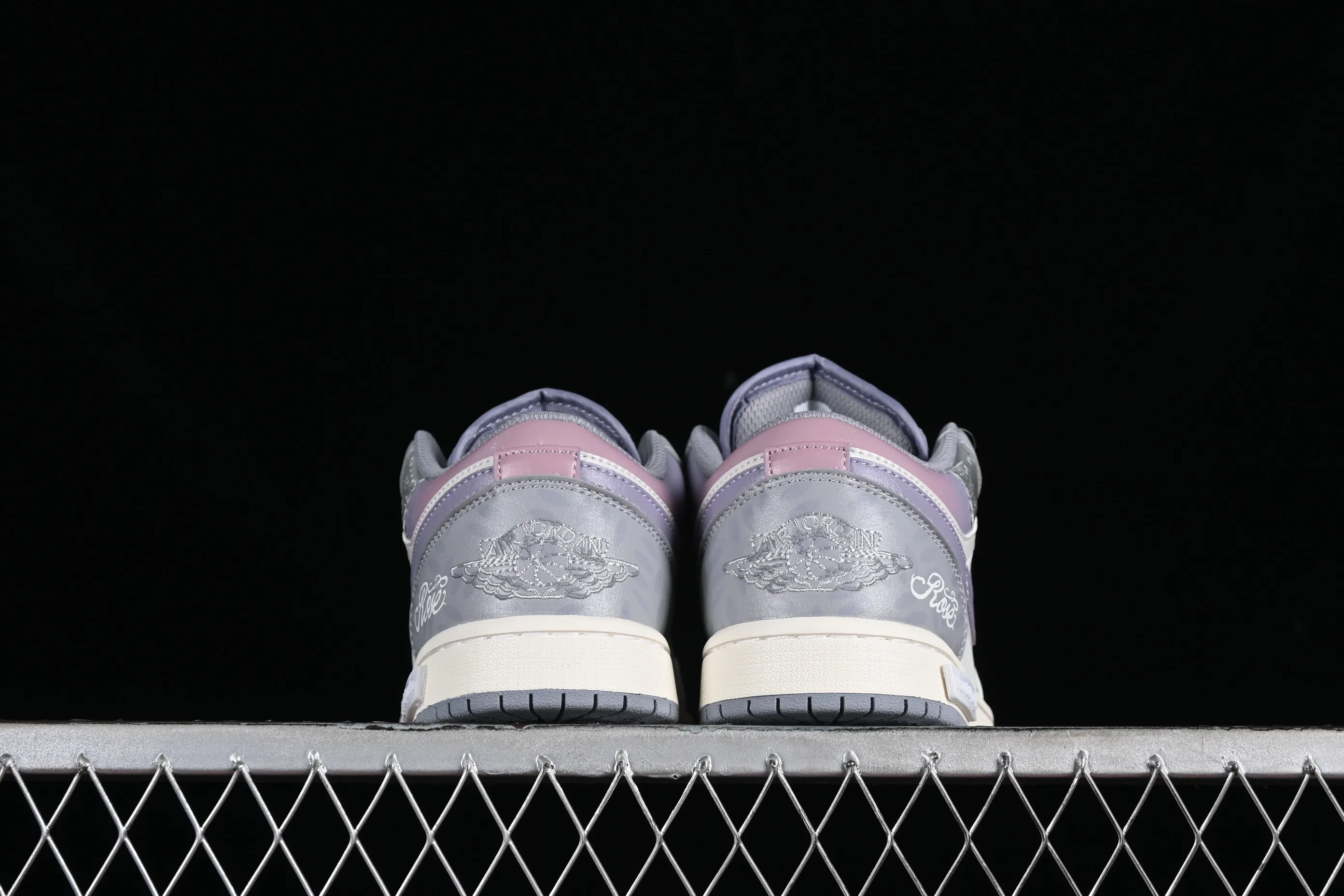 All categories Air Jordan Jordan series basketball shoes Air Jordan 1 Low Air Jordan 1 Low AJ1 Joe 1 Panda Prank Modern Wei Realm Gray Series Medal of the Rose Low-top cultural retro basketball shoes 553560-053